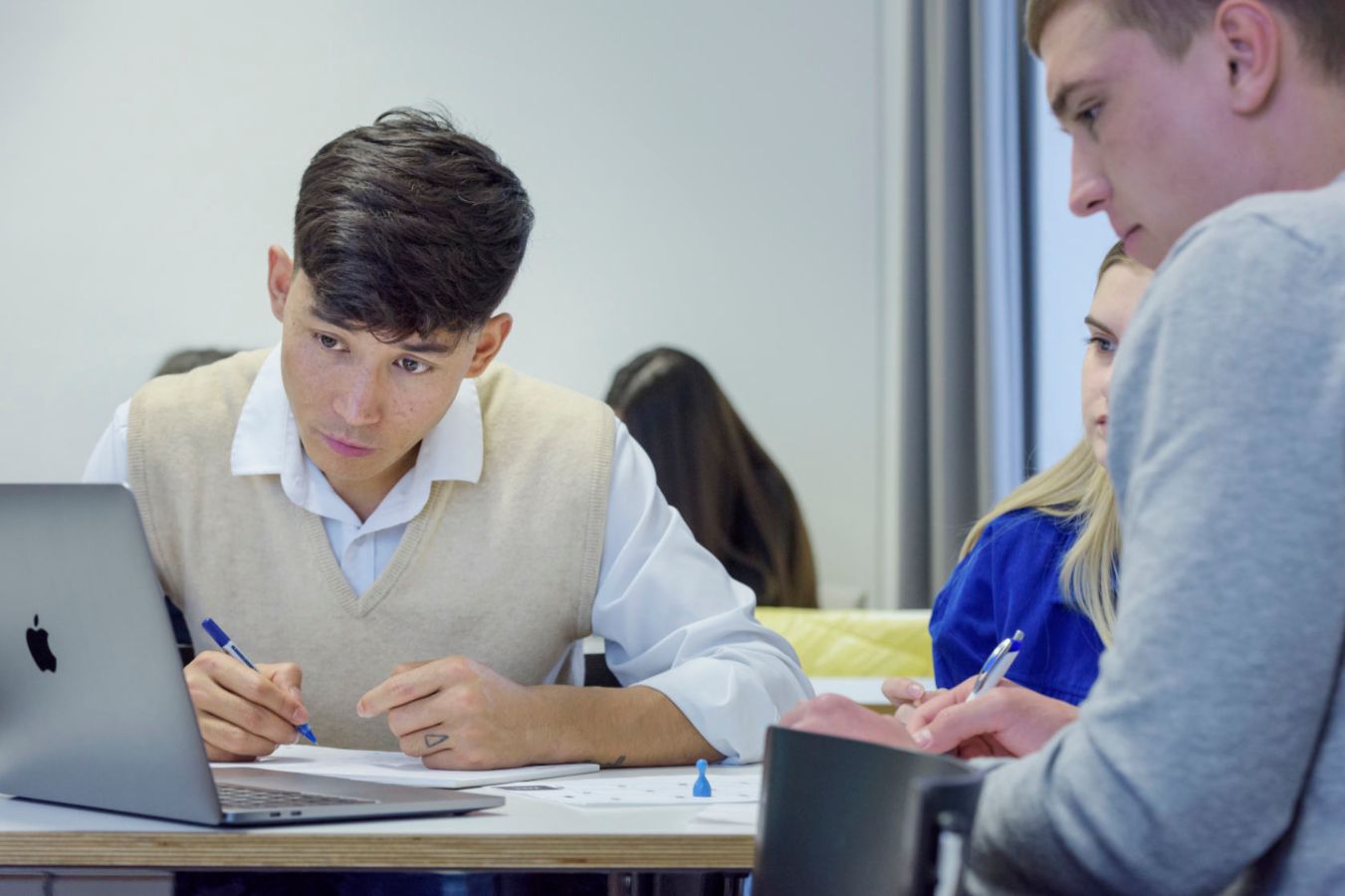Altaf (left) is focused on the task at hand. In addition to the language course, he is taking advantage of other opportunities to learn German as quickly as possible.